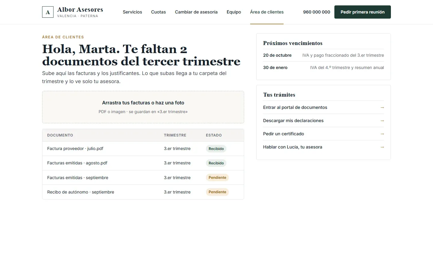 Área de clientes con la subida de facturas del trimestre, el estado de cada documento, los próximos vencimientos y los accesos al portal de documentos y a la asesora