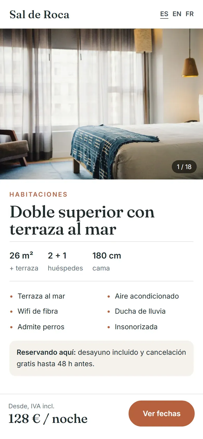 Página de una habitación en el móvil con selector de idioma, equipamiento y la barra de precio por noche y fechas fija abajo